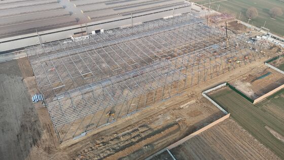Warehouse Roof Structure Utilizing Prefabricated Steel Elements to Achieve Faster Assembly and Construction in Logistics Facilities