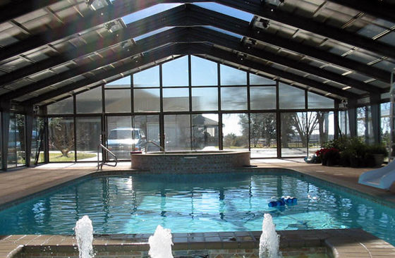 Las claraboyas para piscinas cubiertas mejoran la luz natural y la estética.